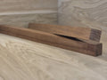 To træstykker i varm brun jatoba med glat overflade og markeret træstruktur, placeret på lys træbund.