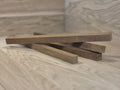 Tre stave i brun Burma teak, 50 x 2,7 x 2,7 cm, med tydelig træstruktur og glat finish.