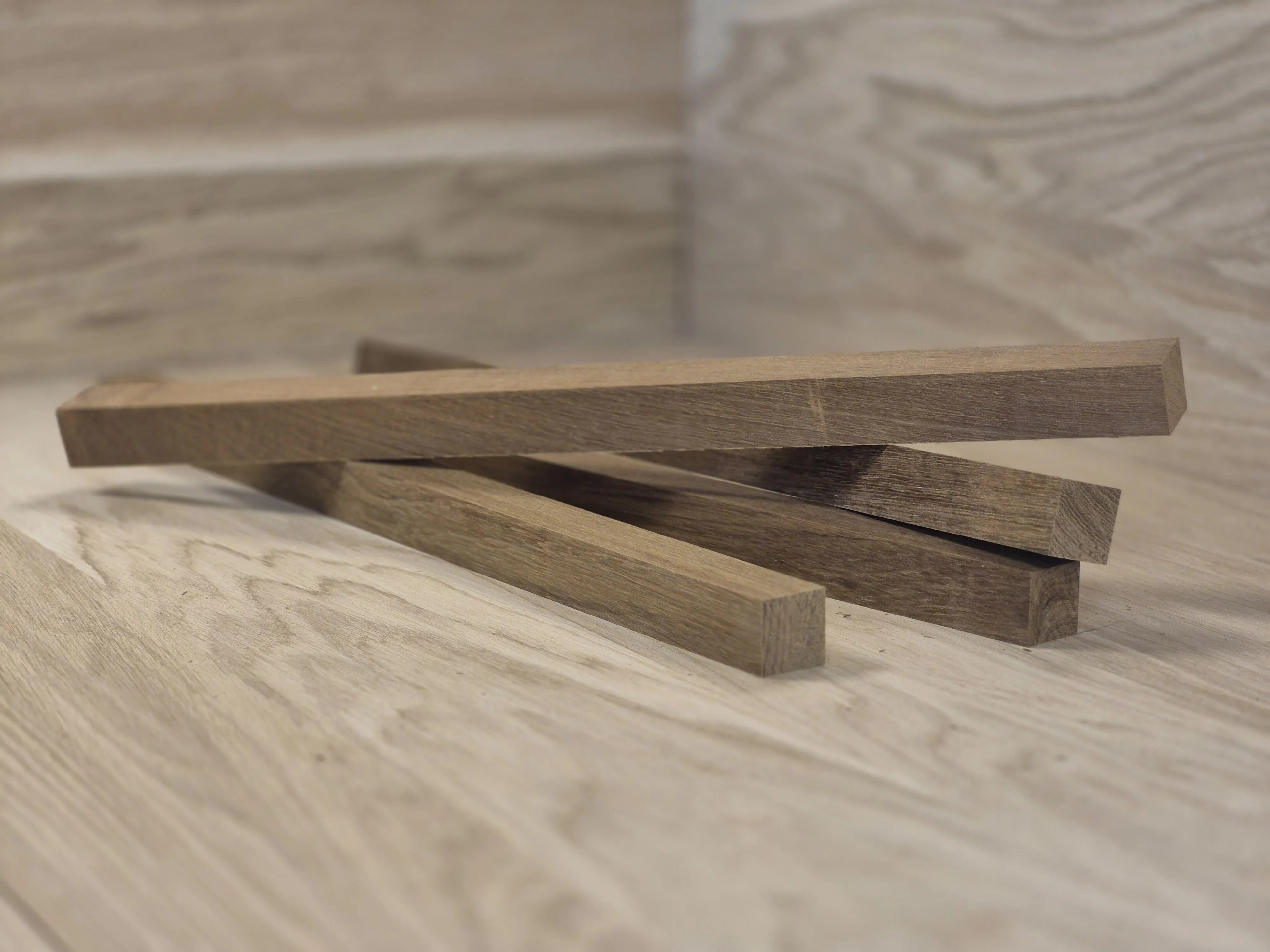 Tre stave i brun Burma teak, 50 x 2,7 x 2,7 cm, med tydelig træstruktur og glat finish.