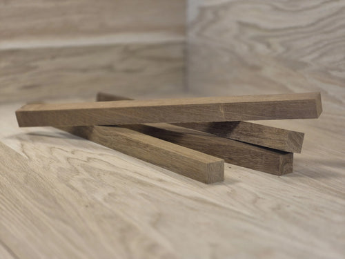 Tre stave i brun Burma teak, 50 x 2,7 x 2,7 cm, med tydelig træstruktur og glat finish.