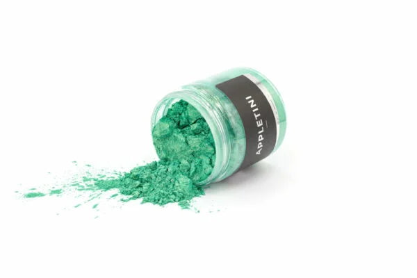 Åben krukke med frisk grøn metallic epoxy pigment spredt ud på hvid baggrund.