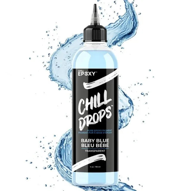 Babyblå transparent epoxy pigment i plastflaske med dryppespsids og blå væskebaggrund.