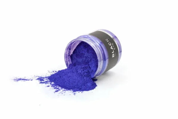 Løst violet metallic mica pigment drysset ud fra lille krukke med sort label.