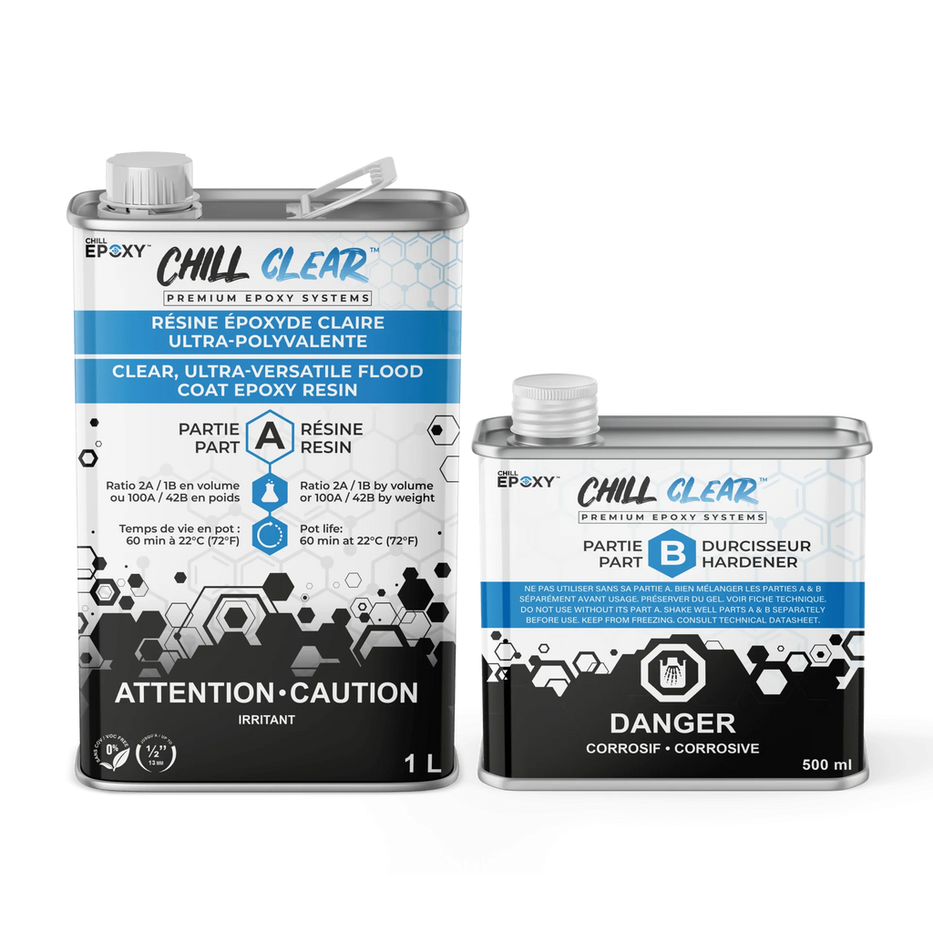 To metalbokse med Chill Clear epoxy, en stor 1-liters beholder og en mindre 500 ml hærdere, hvid og blå etikette.