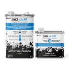 To metalbokse med Chill Clear epoxy, en stor 1-liters beholder og en mindre 500 ml hærdere, hvid og blå etikette.