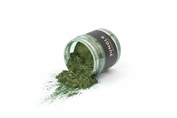 Lille glas med Jungle Boogie skovgrøn metallic mica pigment spildt ud på hvid baggrund.