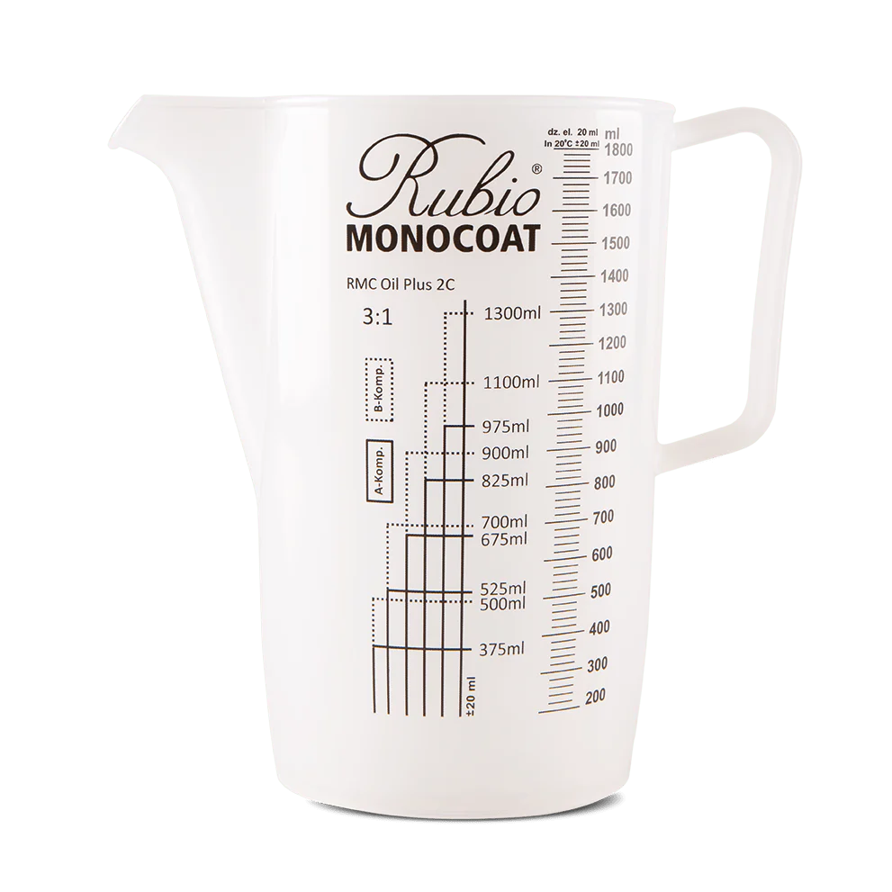 Hvid plastmålebæger med sort måleskala og Rubio Monocoat logo, 1300 ml kapacitet.