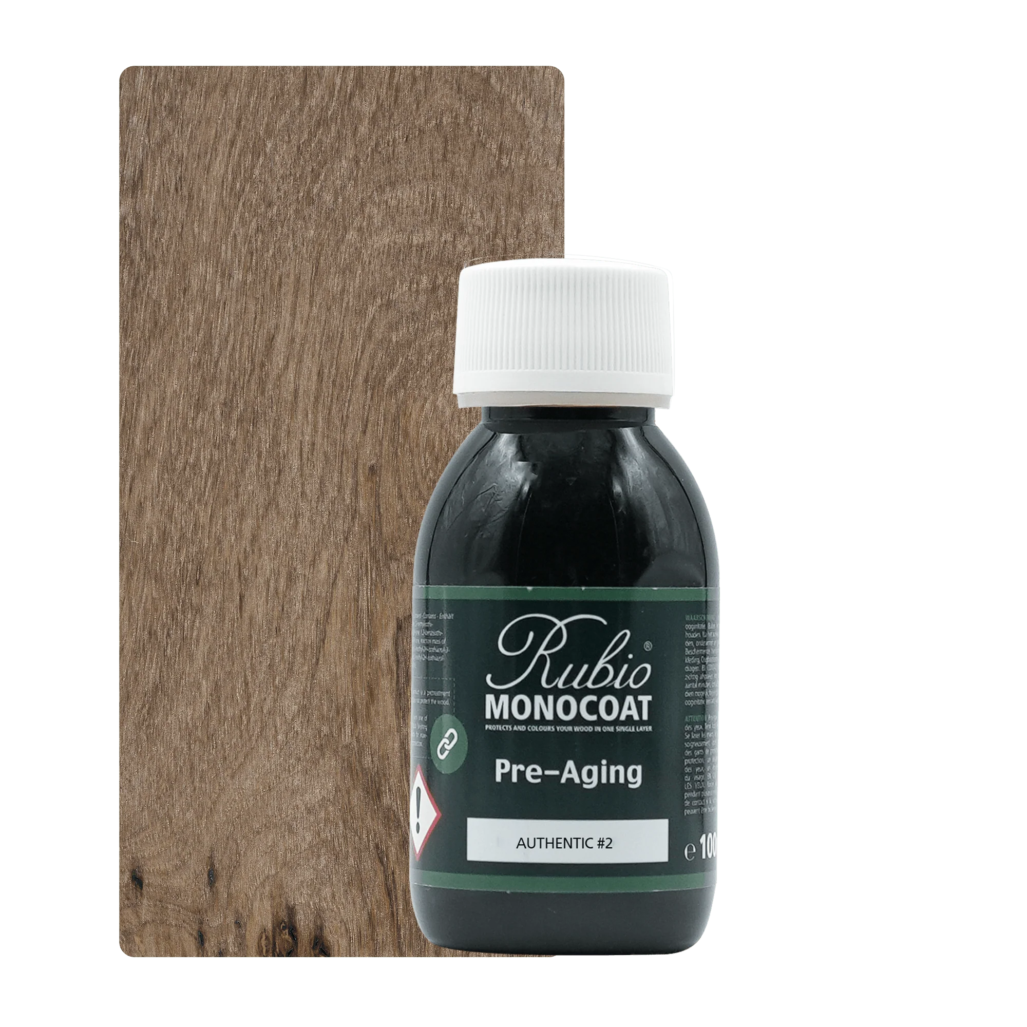 Sort flaske med hvid skruelåg og etiketten "Rubio Monocoat Pre-Aging Authentic #2" foran mørkt træprøve med synlig åretegning.