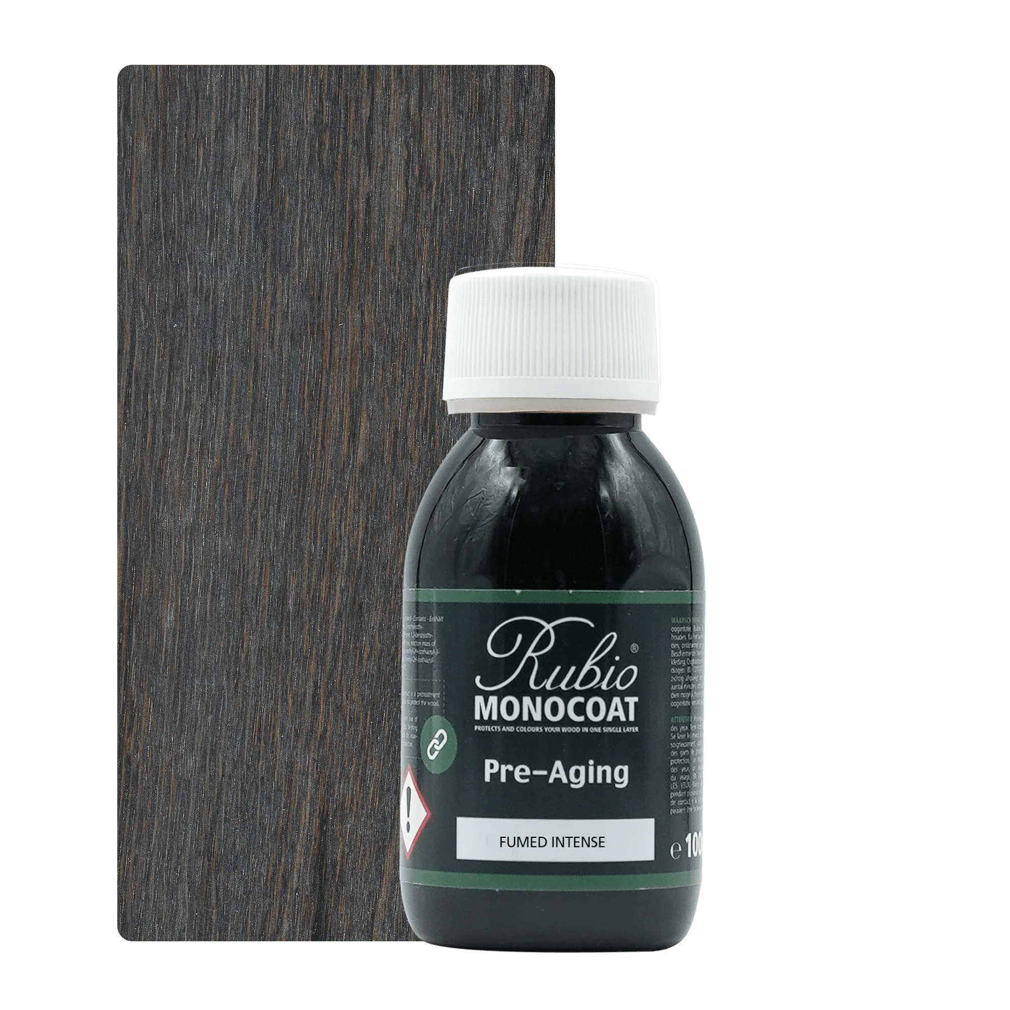Flaske med sort Rubio Monocoat Pre-Aging træolie foran mørkt træprøvebræt i Fumed Intense finish.