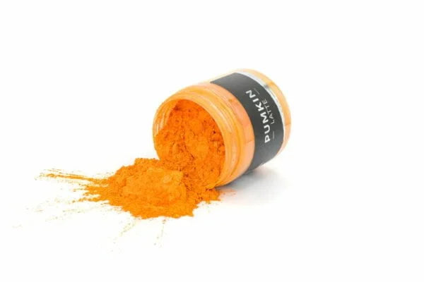 Epoxy pigment i varm orange farve med label mærket Pumpkin Latte, spredt på hvid baggrund.