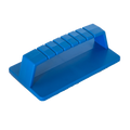 Blå Scrubby holder i plast med ergonomisk greb og riller på toppen.