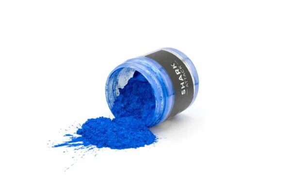 Epoxy pigment i intens himmelblå farve spredt ud fra lille sort bøtte med sort låg.