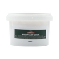 Hvid plastspand med låg, label med tekst "Woodfiller Quick Light" til træspartel fra Rubio Monocoat.