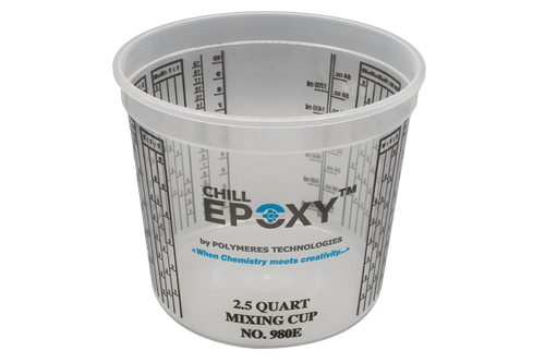 Gennemsigtig genanvendelig blandespand til epoxy med måleskala og tekst i sort og blå.