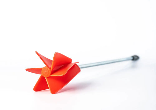 Rød plastikbladblander til epoxy med metalstang og seks bladformede vinger.