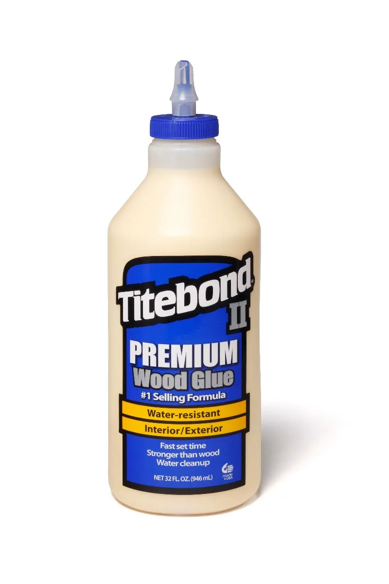 Hvidt Titebond II Premium trælimflaske med blå hættespids og blå og sort etiket.
