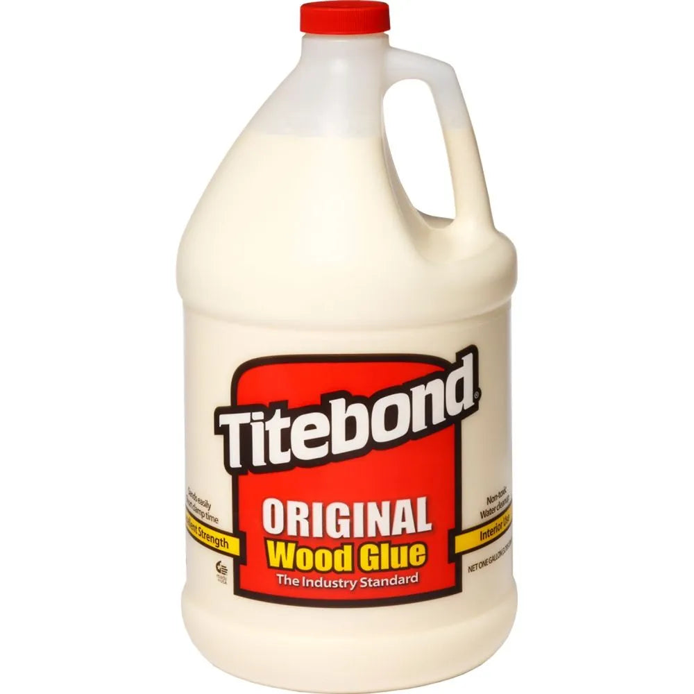 Hvid plastkande med rødt låg og etiket i rød, hvid og sort med teksten Titebond Original Wood Glue.